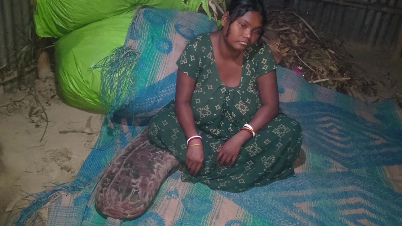 Indian pados ki bhabhi chudai ke liye vate kar raha tha