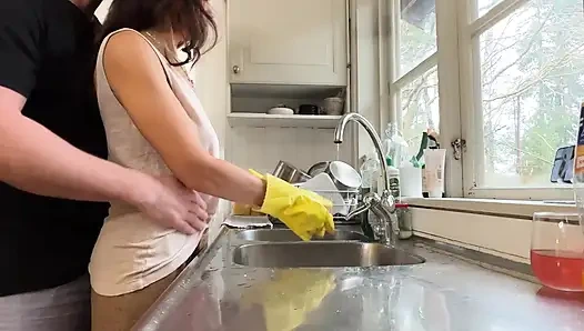 Azgın evli kadın bulaşıkları yıkarken mutfakta sikiliyor