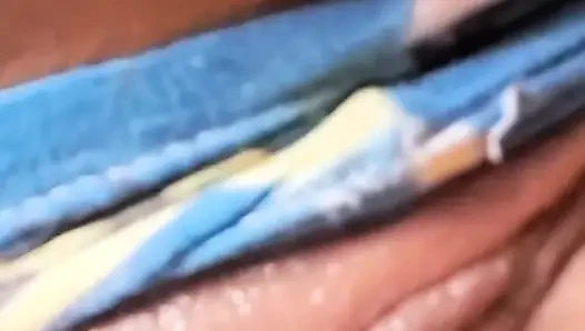 Şiddetli üvey kız kardeş gırtlağına kadar alıyor ve yarağın acımasız açlığıyla şarkı söylüyor