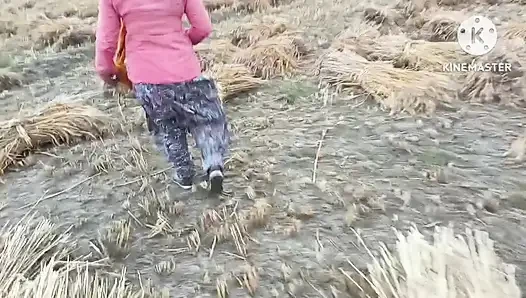 Gehu kat ti huyi female majdoor ki choot chudayi kari doggi style me