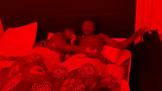 Karşı konulmaz kimya ve ham yatak odası arzusu ile tutkulu gece