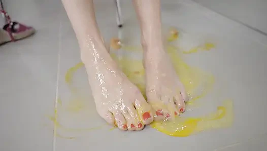Canı sıkılan sarışın orta yaşlı seksi kadın ateşli ayaklarla yumurtaları eziyor - ayak fetişi ezme!