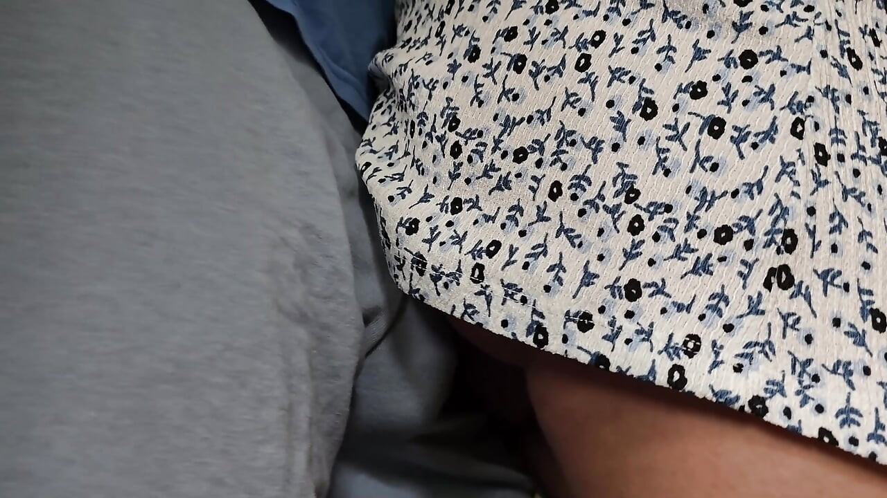 Elle touche accidentellement la bite d’un inconnu dans le train. Il glisse son pénis sous sa jupe et jouit
