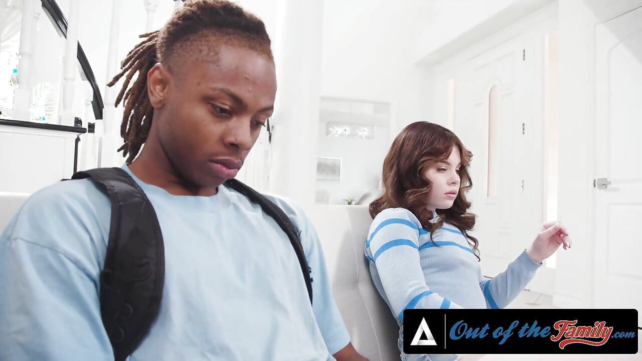 Out of the family - Lola Valentine toma la virginidad del hermanastro Leo Malone en un juego interracial