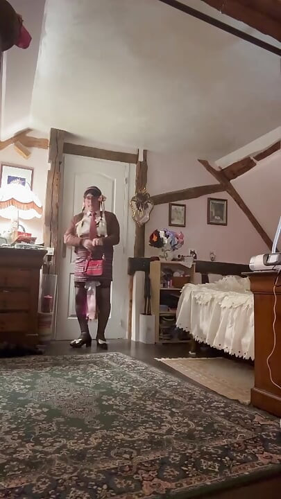 Îmbrăcat într-o fustă mică în carouri cu bretele pentru o seară