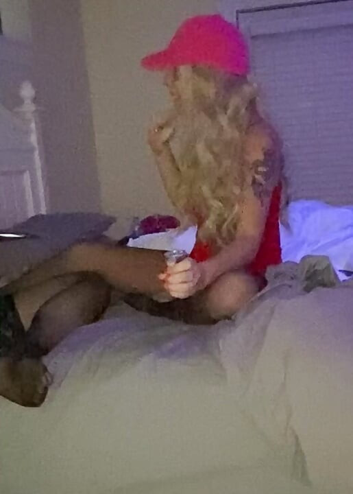 Bölüm 2 iç çamaşırlı ve çoraplı ateşli evli kadın ve travesti koca seks yapıyor