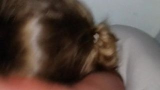 Blonde vrouw op zijn hondjes neuken