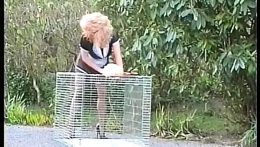 Pembantu perancis muda di luar ruangan