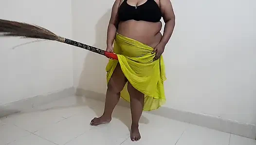 Горничная дези сексуально возбуждается во время подметания дома и занимается сексом с веником