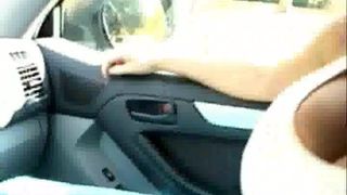 Jackjob mit dicken Titten im Auto