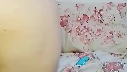 Im Mund der üppigen Blondine.