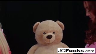 大泰迪熊幻想与两个被唤醒的女同性恋玩耍