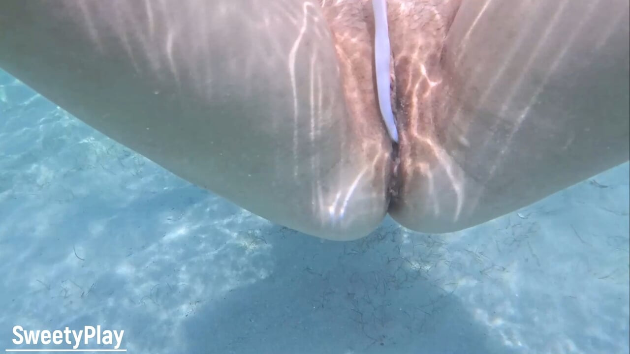 Open pussy creampie underwater, cum inside