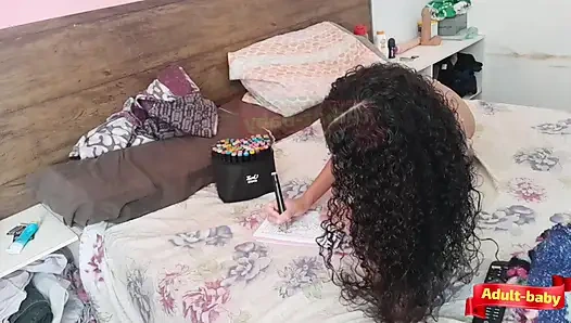 Wanita muda bosan melukis memutuskan untuk mengirim mentimun ke pantatnya