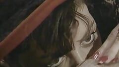 Des salopes excitées baisent avec un gode ceinture dans une orgie lesbienne torride