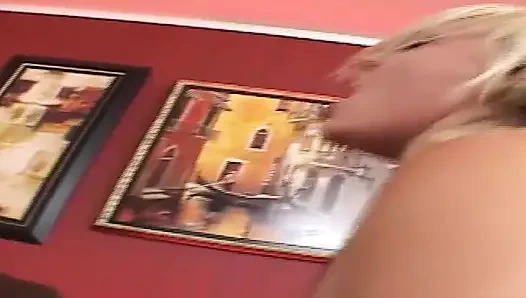 Seks threesome ceroboh bareng cewek hot rambut pirang