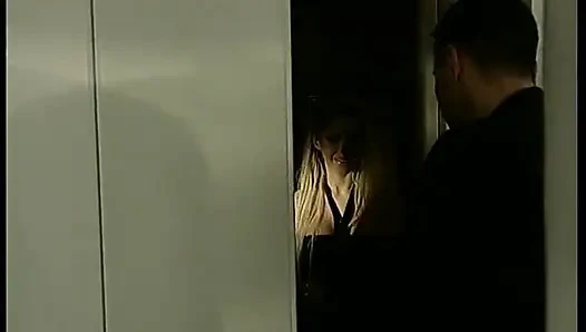 Kadın kocasının bir esmerle sikiştiğini öğreniyor