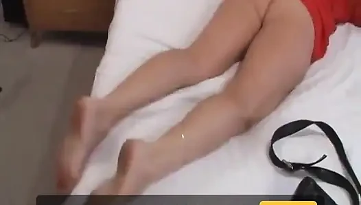 Rachel gibt stiefsohn-footjob
