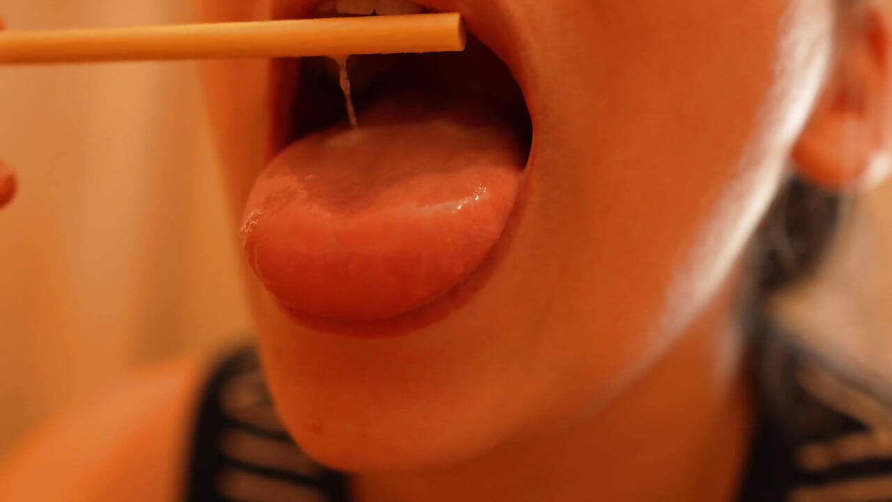 Ssę i liżę popsicle, bawię się z nim za pomocą moich ust i ust.