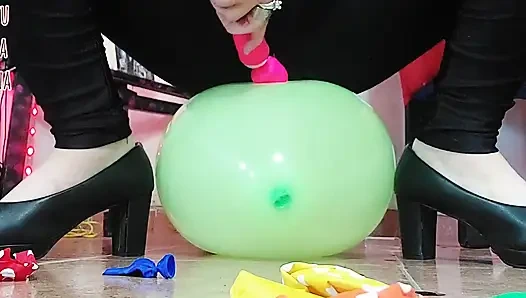 ShyyFxx трет и трет воздушные шарики ее задницей!
