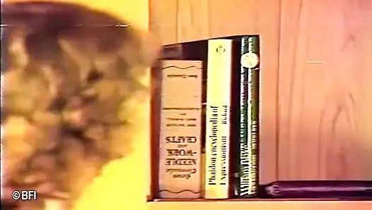 Бедной юной красотке шлепают задницу в классе