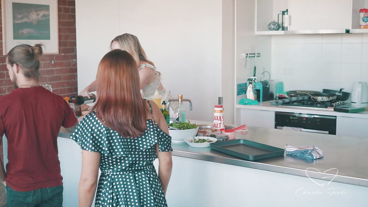 Posiłki z udziałem Charlie Forde, Nova Hawthorne, Woody Alyx, Violet Devine, Leo Vargrsson, Trixie Monroe