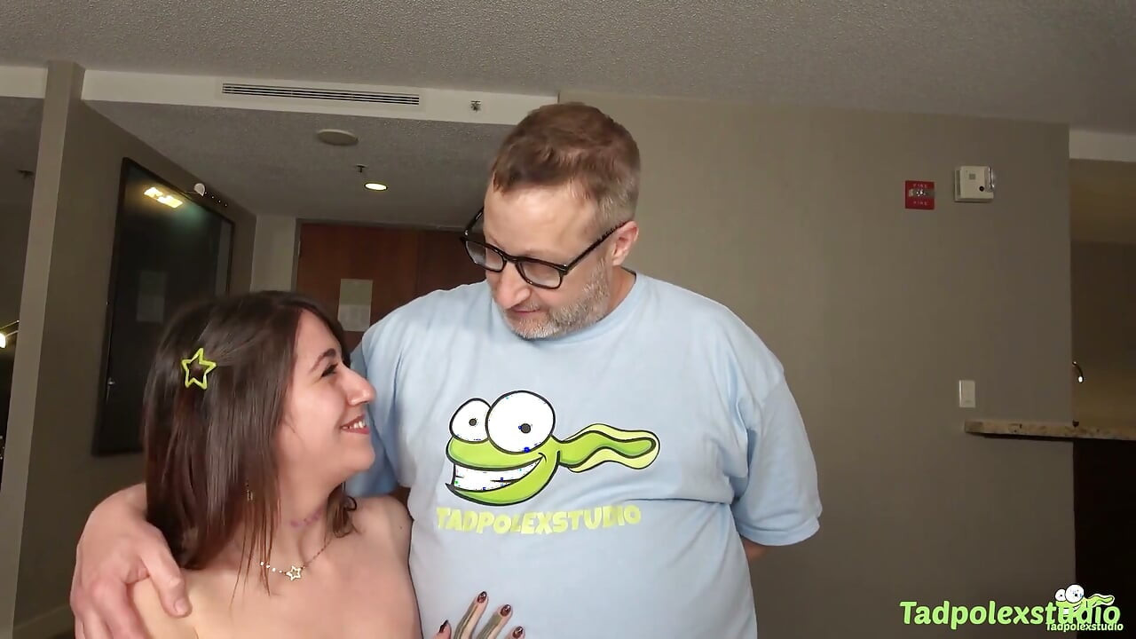 Pequeña Khloe En Gangbang Con Preñadas