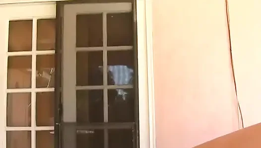 Ibu-ibu sange rambut pirang dientot habis-habisan sama kontol besar pria kulit putih di atas meja kayu
