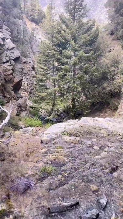 Şelale kenarında yürüyüş