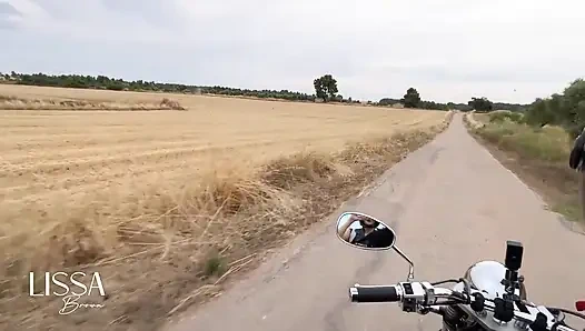 Я доставаю хуй моего сводного брата на мотоцикле