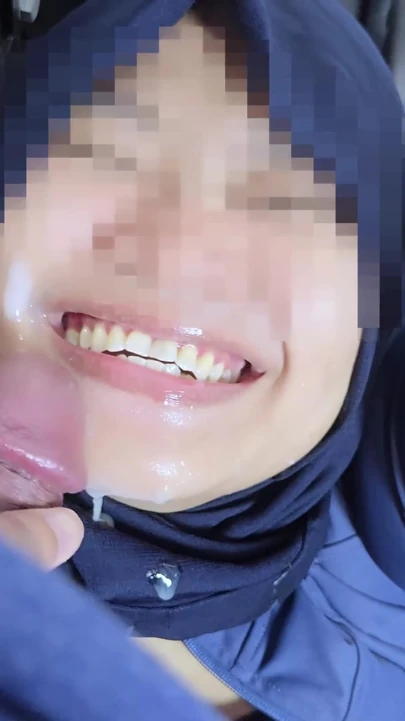 戴头巾的亚洲女孩卡在健身工具上，并被她的教练颜射 - Minokiiko | 短片 3