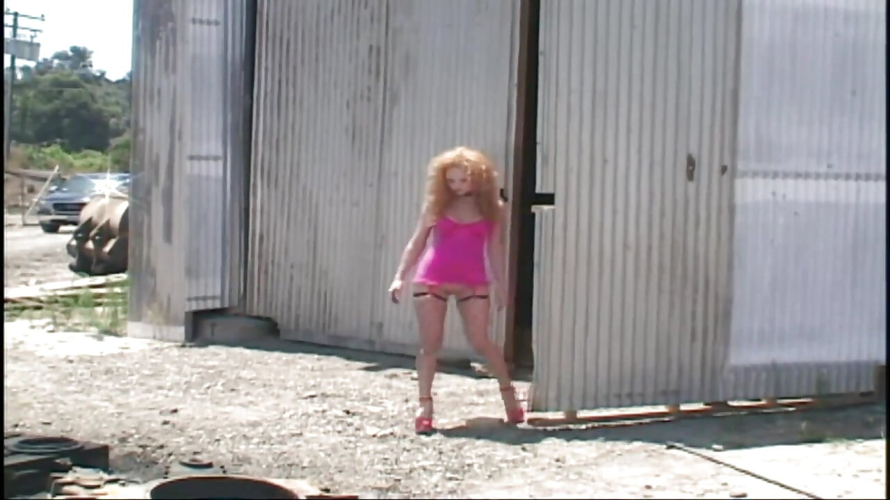 Dva velika kurca prodiru u pičku i anus milfice u jezero