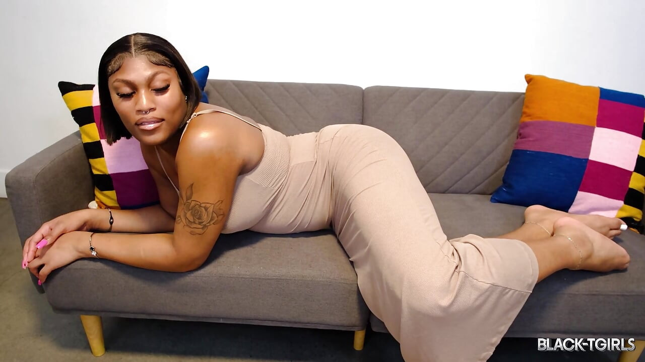 BLACK-TGIRLS Wanita Transeksual Hitam Membentangkan Pantat Dan Menunjukkan Bogel Di Sofa