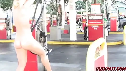 Benzin istasyonunda halka açık çıplaklık Goldie Coxx'un hepsini pompalatıyor