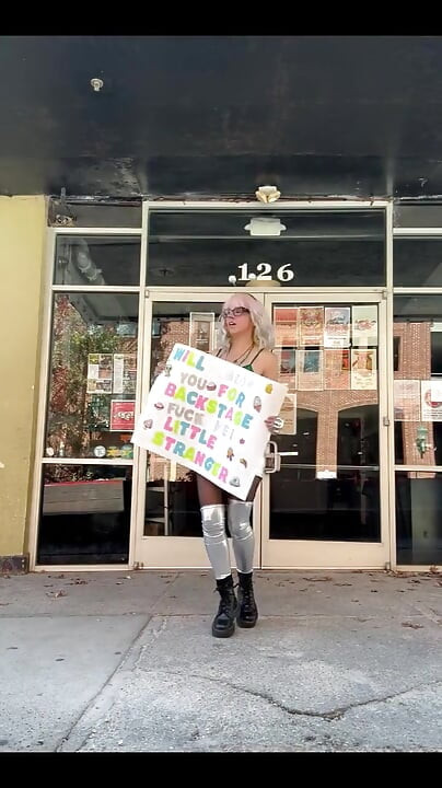 Suzy Wylde kommt heiß und geil auf diesen frischen Inhalt!