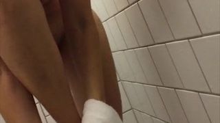 Ehefrau im Badezimmer zeigt rasierte Lippen