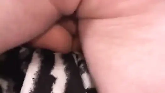Blondine bläst zwei männer, während sie von hinten auf einer der couch auf der couch penetriert wird