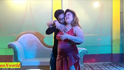 Ofis patronu güzel kız arkadaşımı sikiyor! Hintli patron seks