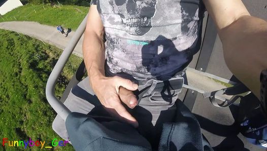 私は動くチェアリフトで柔らかいものから硬いものへと私の熱いコックをジャークします。バイエルンアルプスで外で楽しむ人。