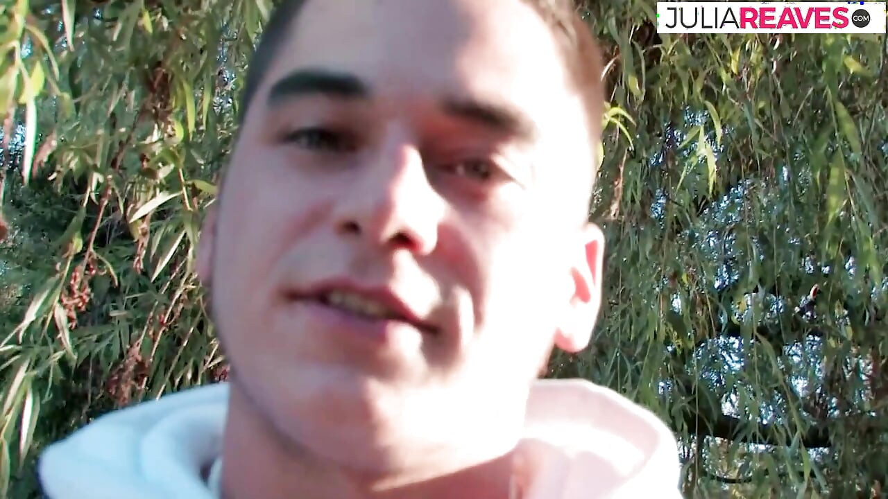 Blondes teen stöhnt, als sie einen harten fick auf dem sofa bekommt