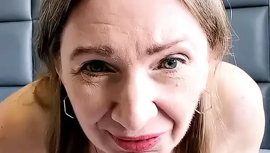 Üvey annenin yarağına ihtiyacı var ve seni baştan çıkarıyor. Bakış açısı rol yapma