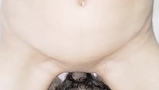 Thailand kecil dengan pantat yang cantik ini masuk ke dalam apa pun yang Anda berikan padanya.