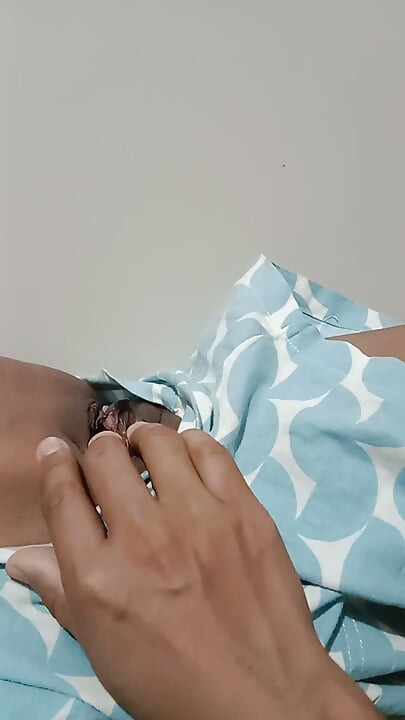 desi devojka prvi put pokazuje svoju usku pičku