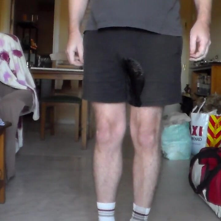 John穿着他的黑色短裤撒尿