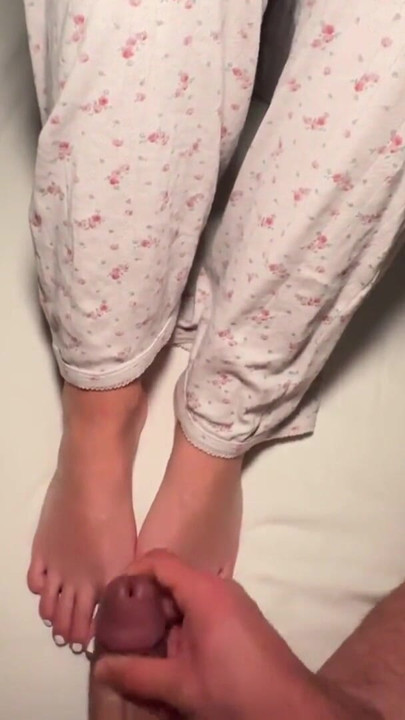 Stepsister Mia is scrolling Reels But let me cum on her White nails feet | Clip 1