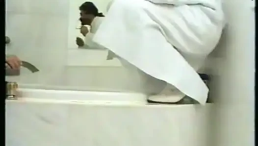 Çekici hatun banyoda işeniyor