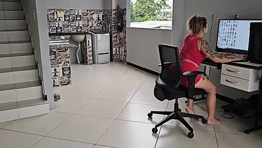 Aku ketagihan di bawah meja dan meninju penisnya yang tebal di pantatku, merobek semua lipatku
