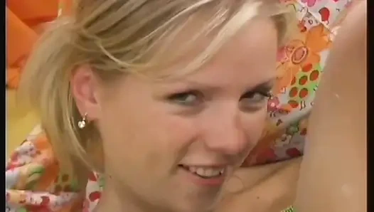 Gadis remaja hot rambut pirang dengan toket kecil lagi asik masturbasi memeknya pakai dildo favoritnya