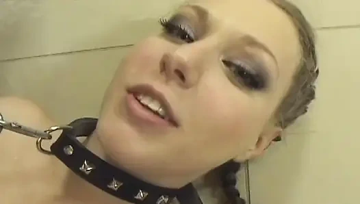 Покорная сучка-брюнетка поедает сперму после хардкорного траха