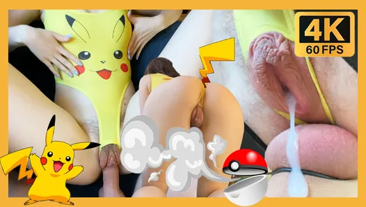 La hermanastra de 18 años me monta en una silla sexual en traje de pikachu y recibe una carga de semen. cosplay de pokemon.